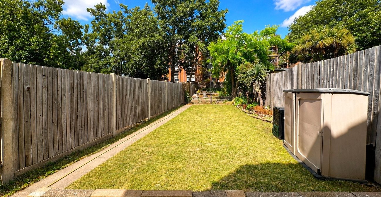 2 bedroom property for sale in London | Robinson Jackson