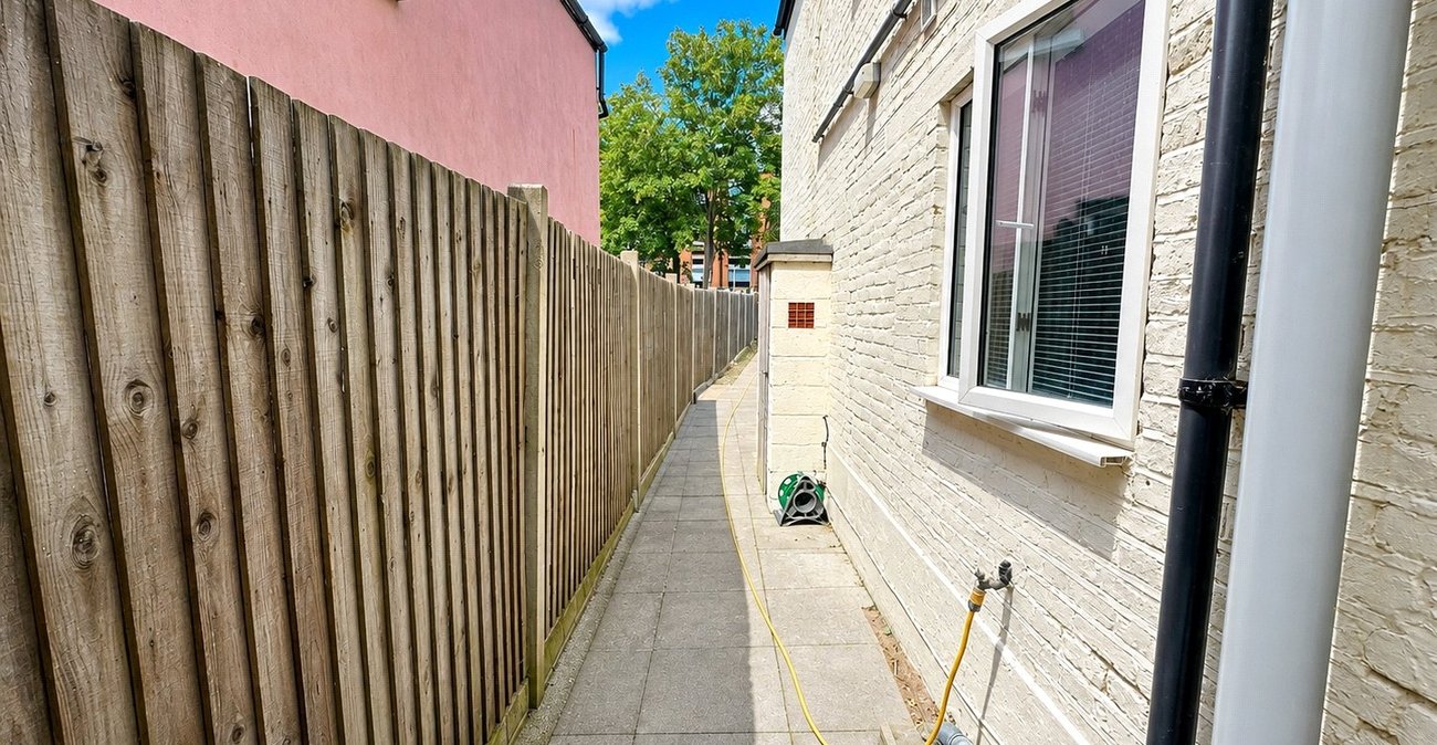 2 bedroom property for sale in London | Robinson Jackson