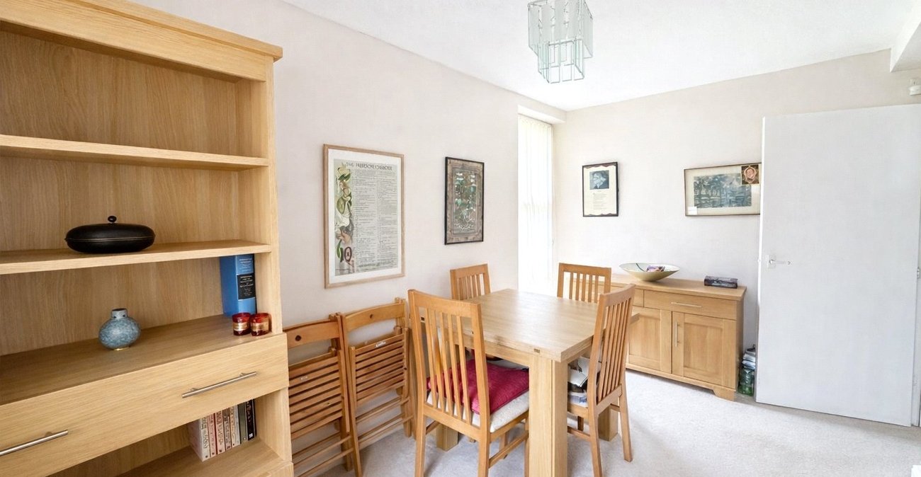 2 bedroom property for sale in London | Robinson Jackson