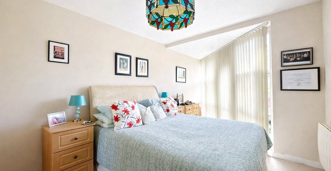 2 bedroom property for sale in London | Robinson Jackson