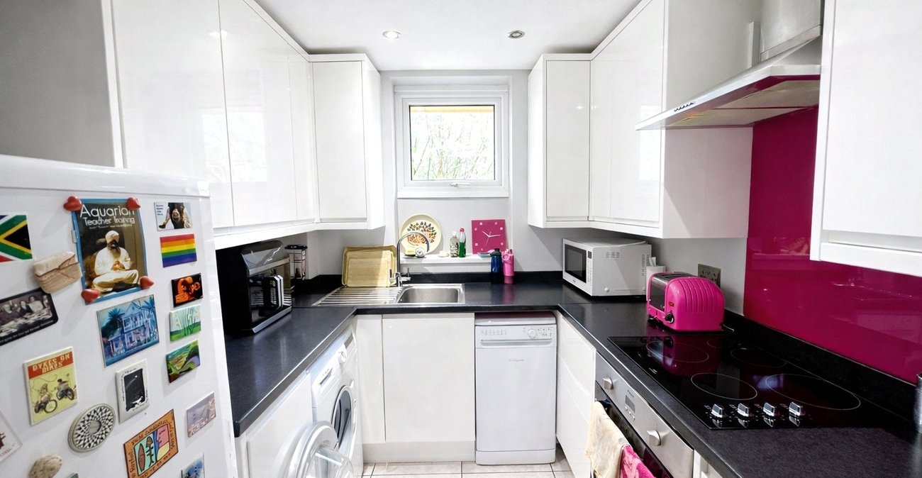 2 bedroom property for sale in London | Robinson Jackson