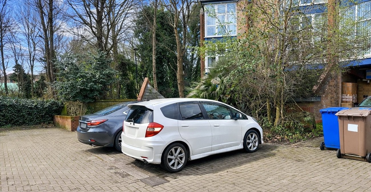 2 bedroom property for sale in London | Robinson Jackson