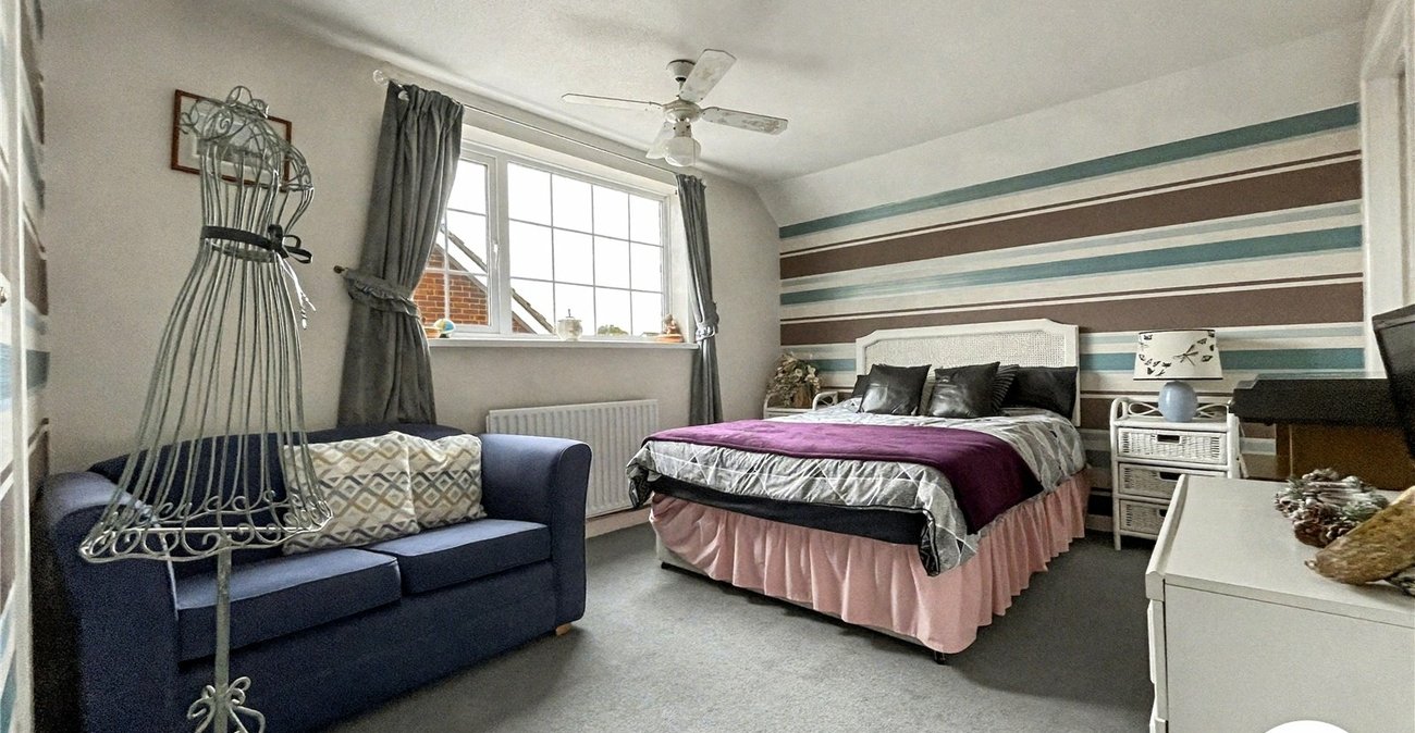 3 bedroom bungalow for sale in Rochester | Robinson Michael & Jackson