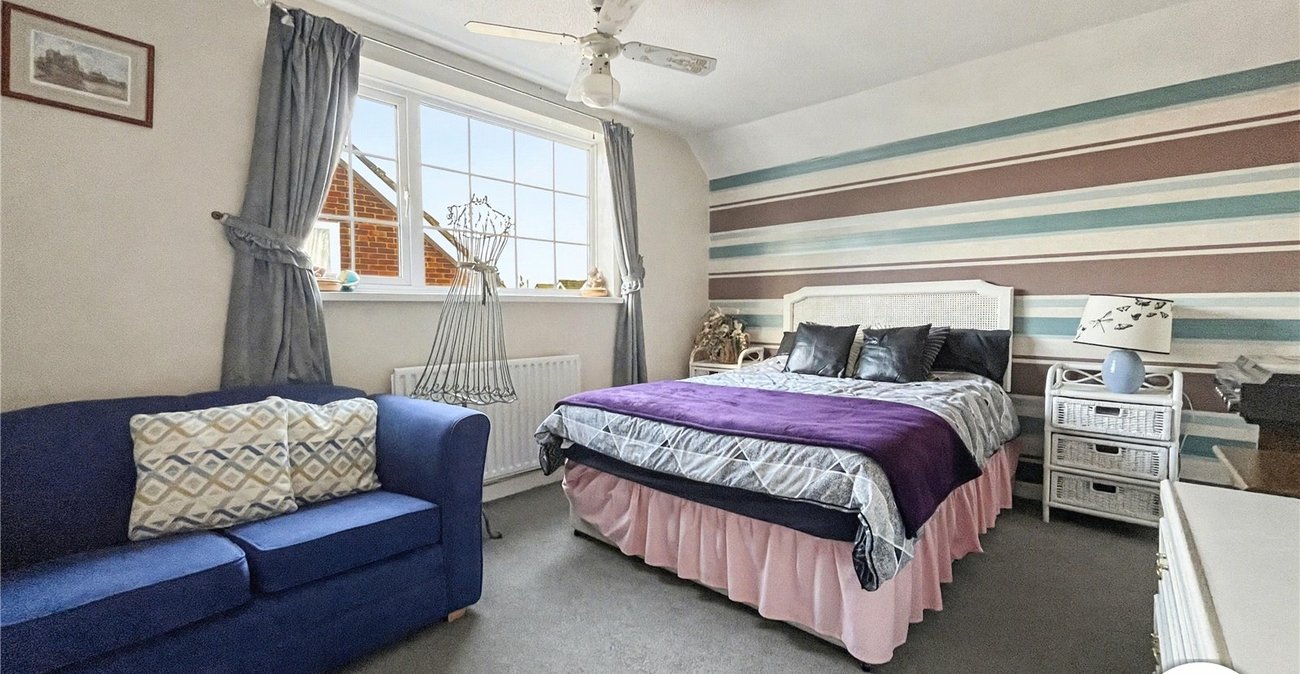 3 bedroom bungalow for sale in Rochester | Robinson Michael & Jackson