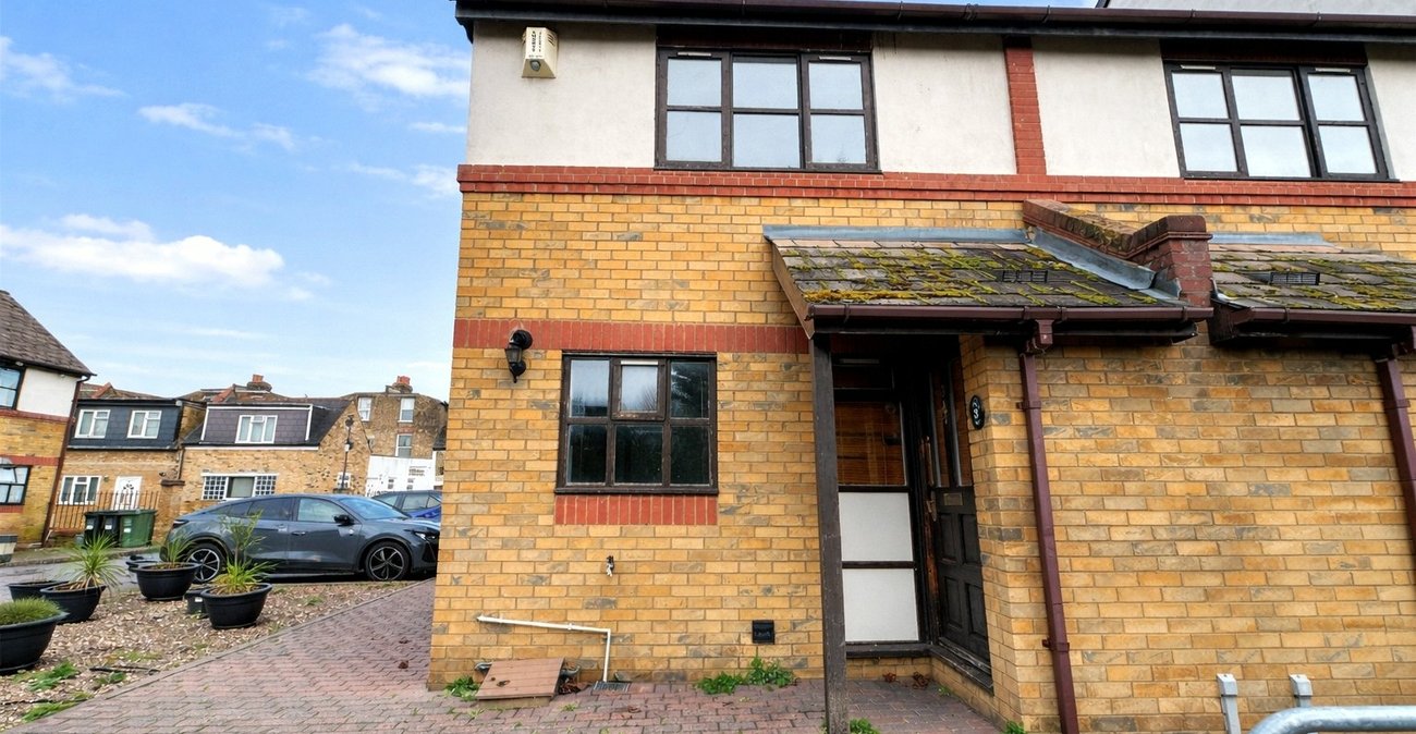 2 bedroom house for sale in London | Robinson Jackson