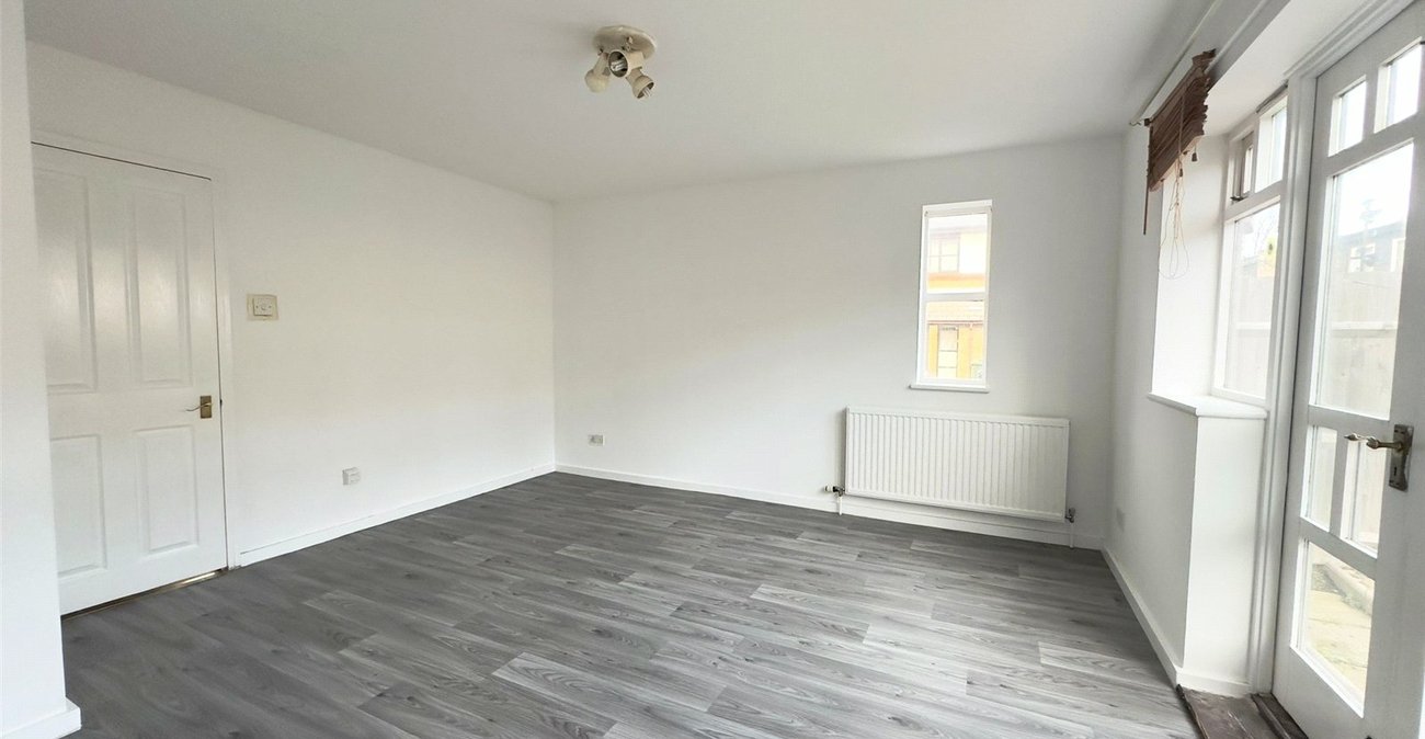 2 bedroom house for sale in London | Robinson Jackson