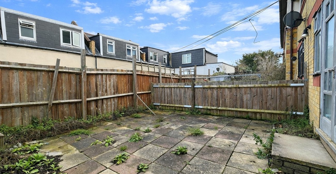 2 bedroom house for sale in London | Robinson Jackson