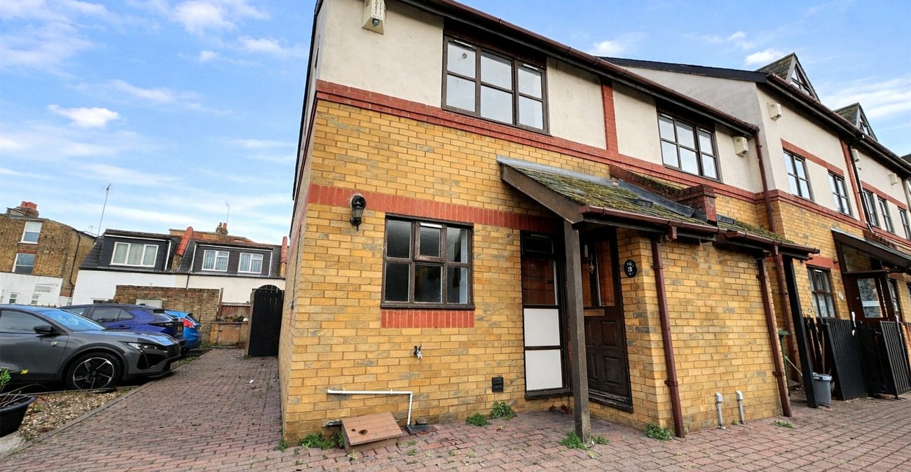 2 bedroom house for sale in London | Robinson Jackson