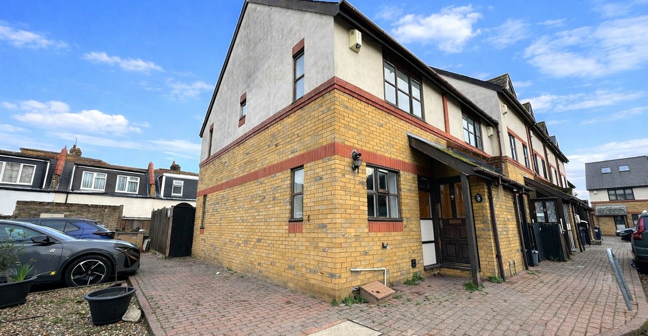 2 bedroom house for sale in London | Robinson Jackson