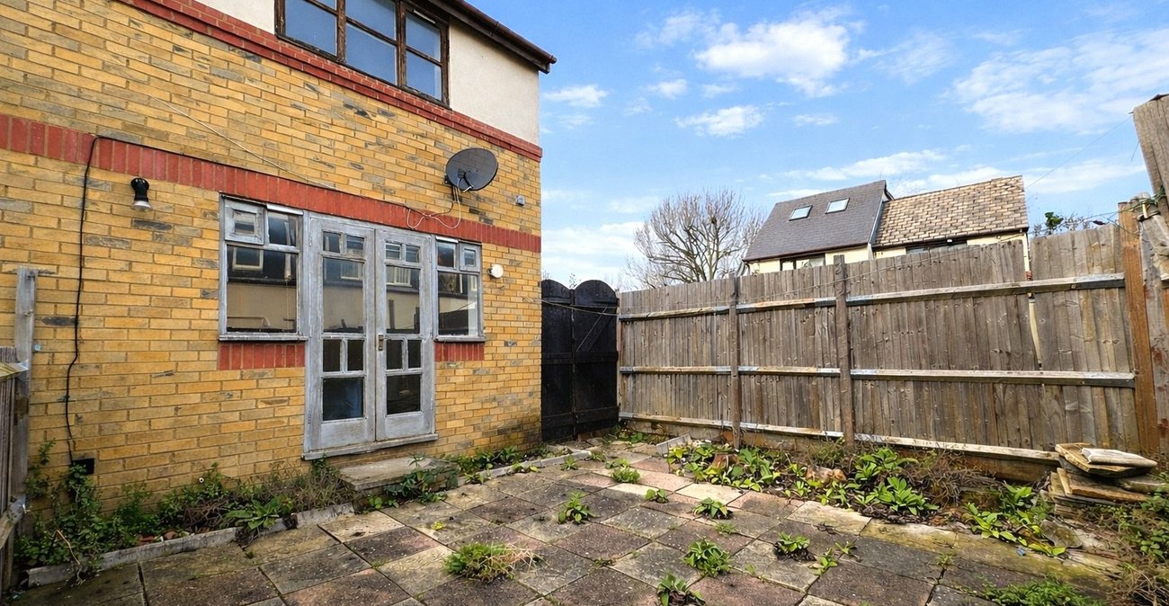2 bedroom house for sale in London | Robinson Jackson