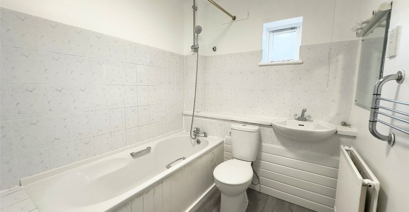 2 bedroom house for sale in London | Robinson Jackson