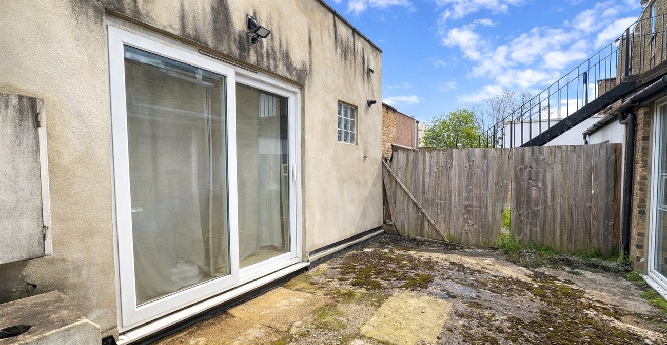 2 bedroom house for sale in London | Robinson Jackson