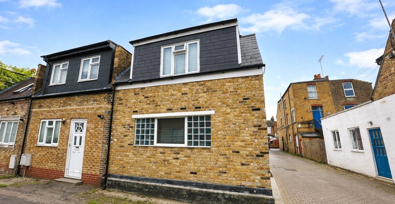 2 bedroom house for sale in London | Robinson Jackson