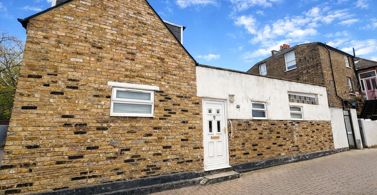 2 bedroom house for sale in London | Robinson Jackson
