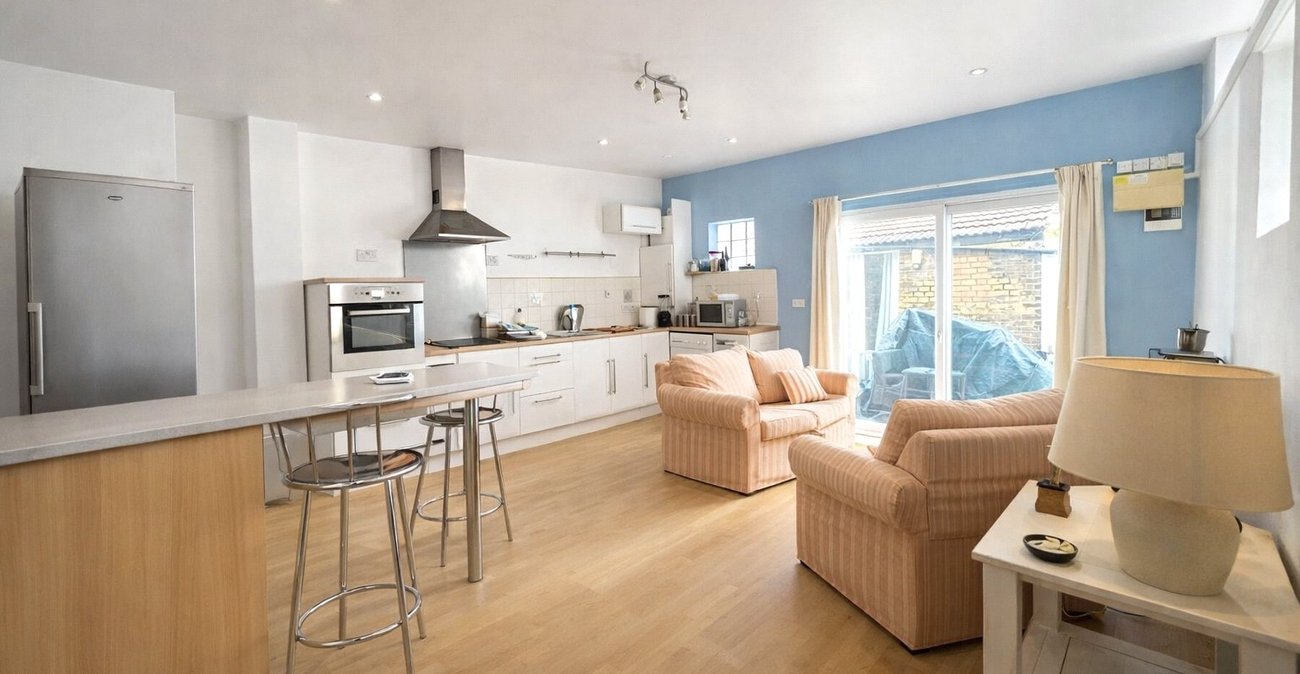 2 bedroom house for sale in London | Robinson Jackson