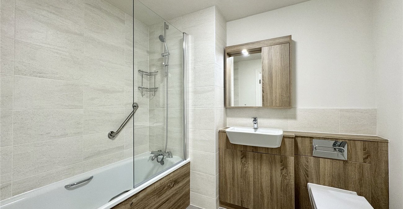 2 bedroom property for sale in Birchwood Park Avenue | Robinson Jackson