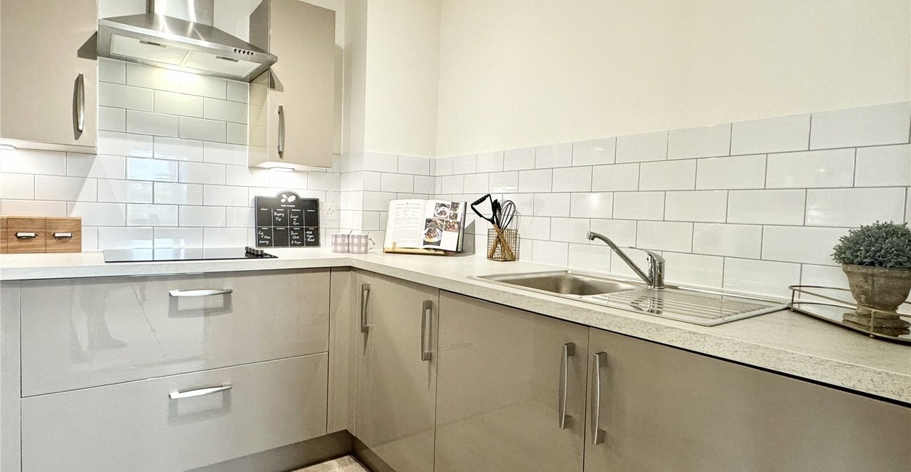 2 bedroom property for sale in Birchwood Park Avenue | Robinson Jackson