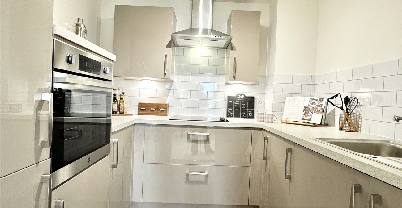 2 bedroom property for sale in Birchwood Park Avenue | Robinson Jackson