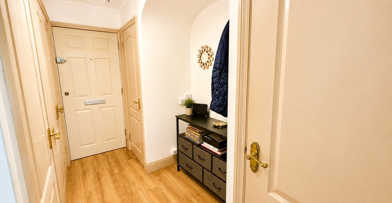 2 bedroom property for sale in London | Robinson Jackson