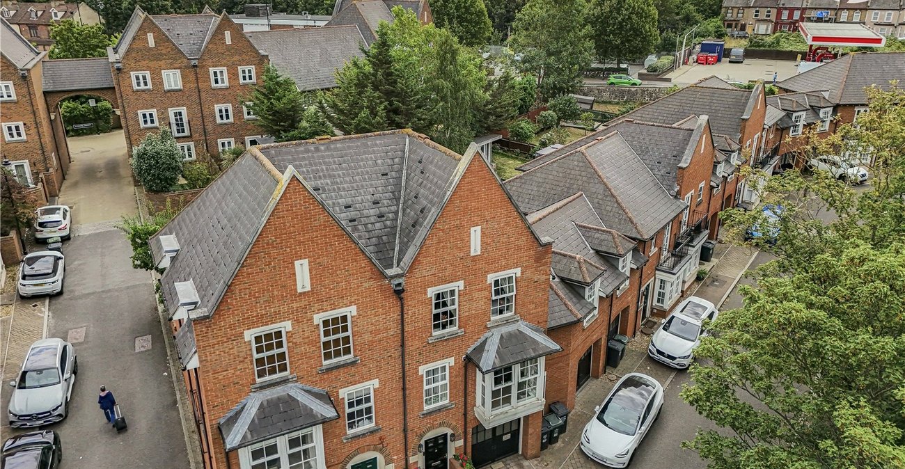 4 bedroom property for sale in Greenhithe | Robinson Jackson