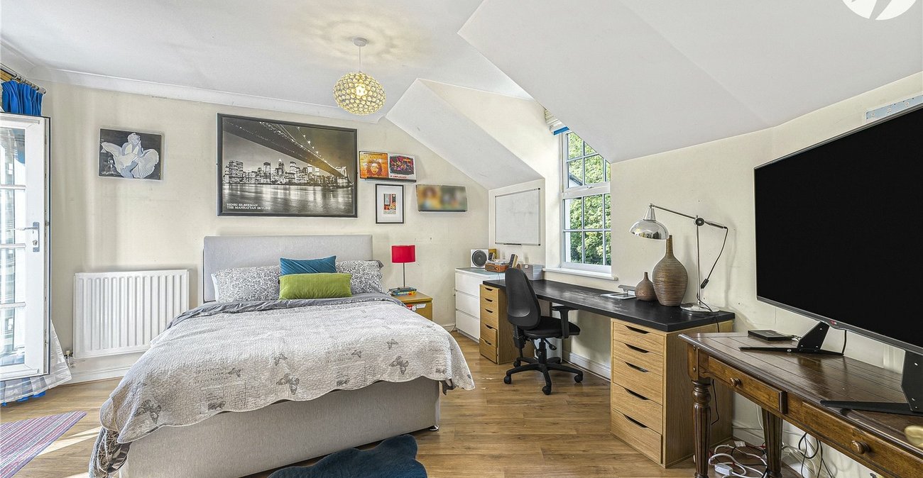 4 bedroom property for sale in Greenhithe | Robinson Jackson