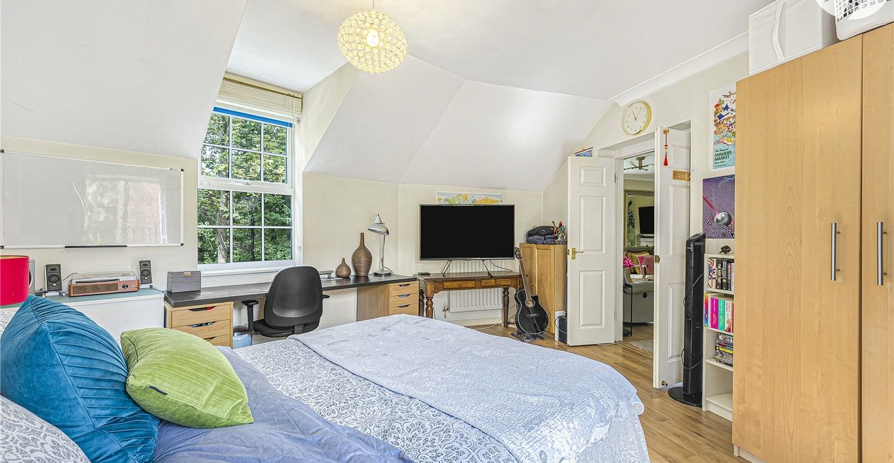 4 bedroom property for sale in Greenhithe | Robinson Jackson