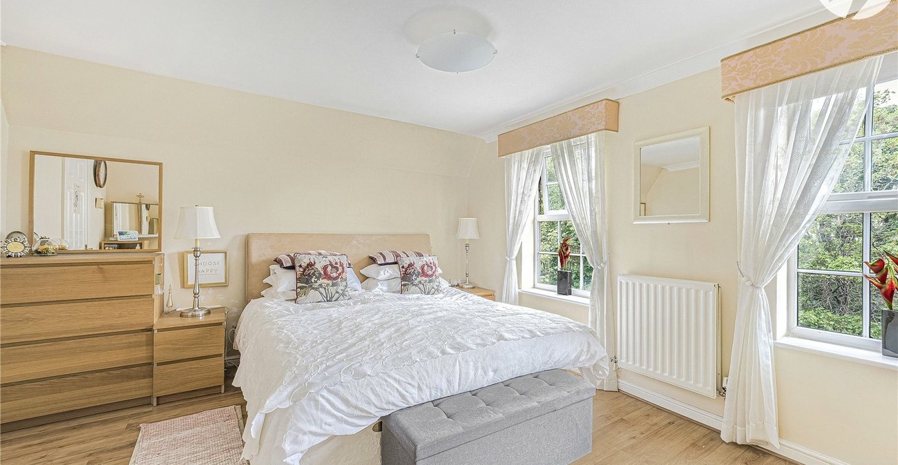 4 bedroom property for sale in Greenhithe | Robinson Jackson