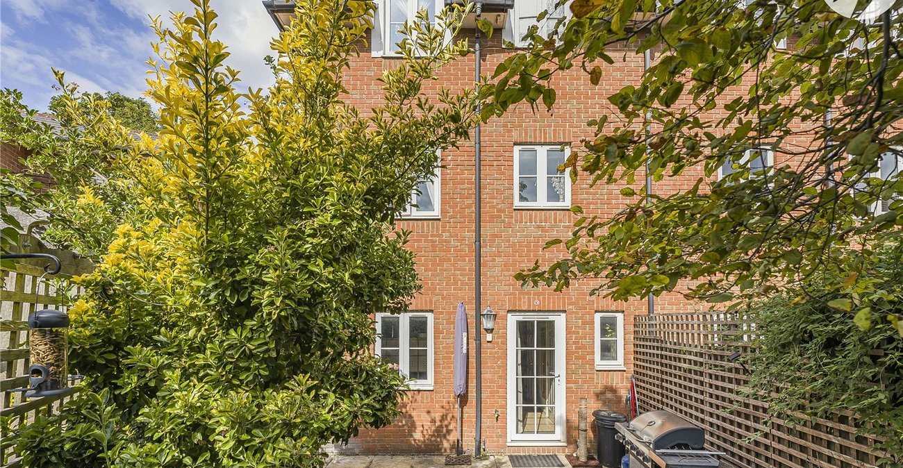 4 bedroom property for sale in Greenhithe | Robinson Jackson