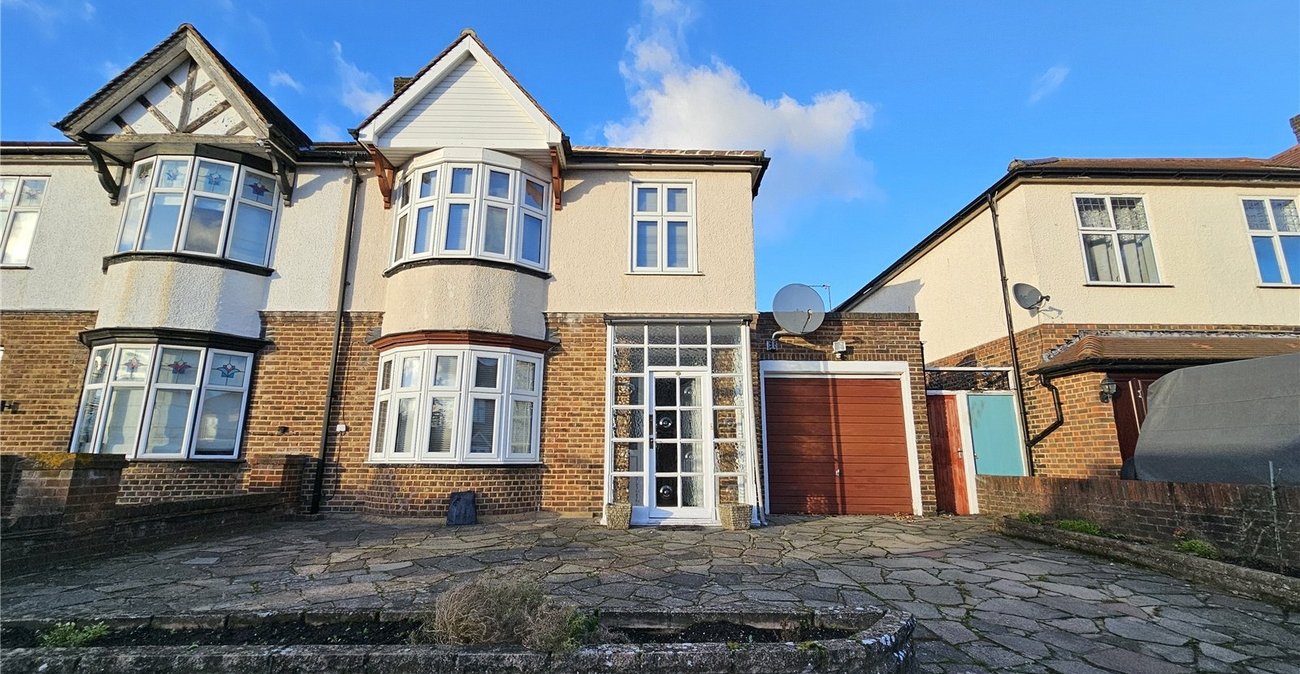 3 bedroom house for sale in London | Robinson Jackson