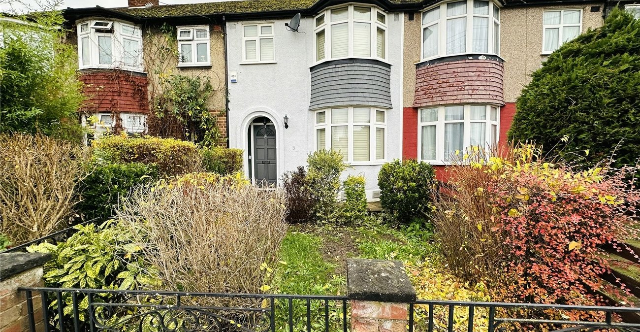 3 bedroom house for sale in London | Robinson Jackson