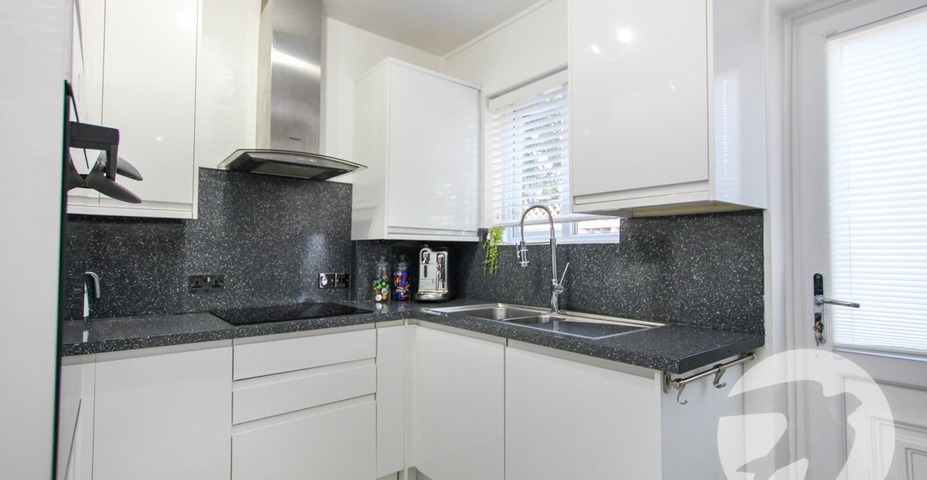 2 bedroom property for sale in Eltham | Robinson Jackson