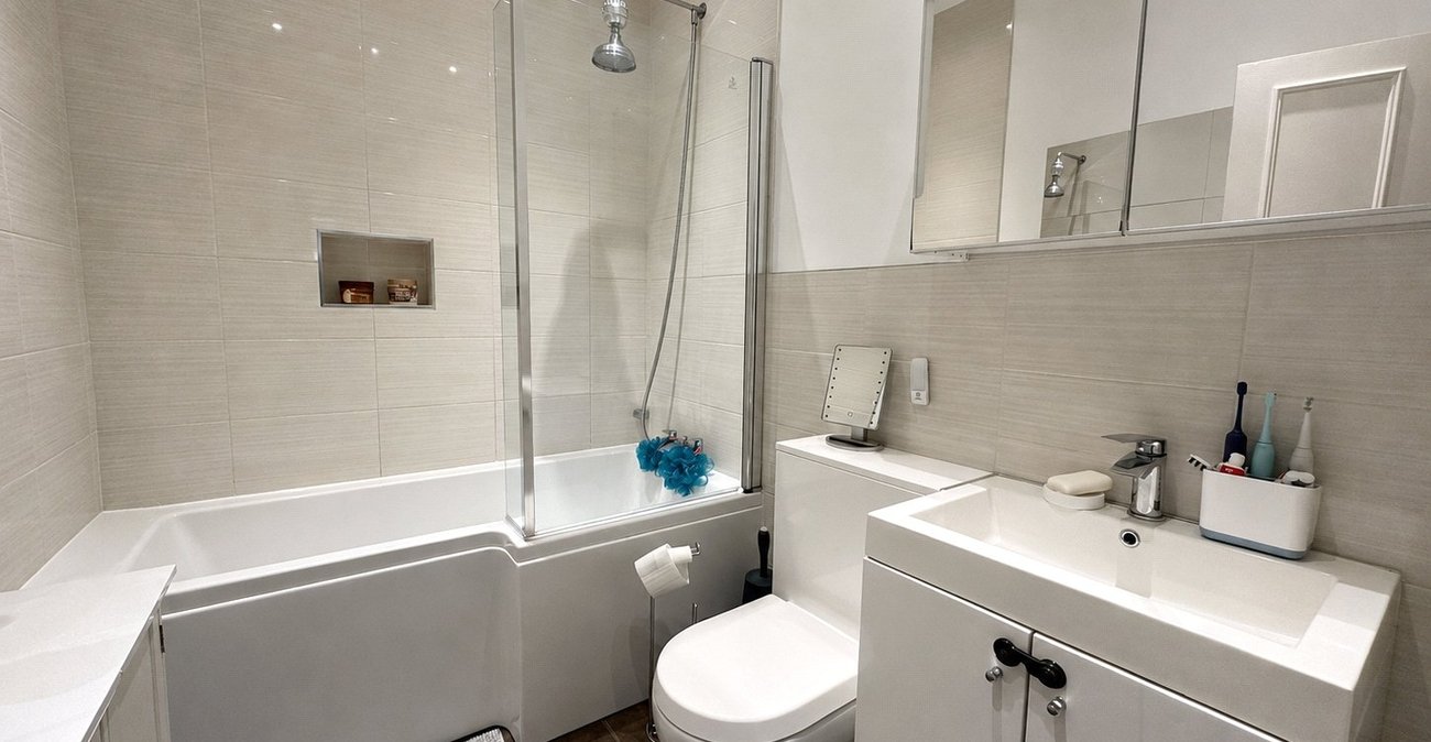 2 bedroom property for sale in London | Robinson Jackson