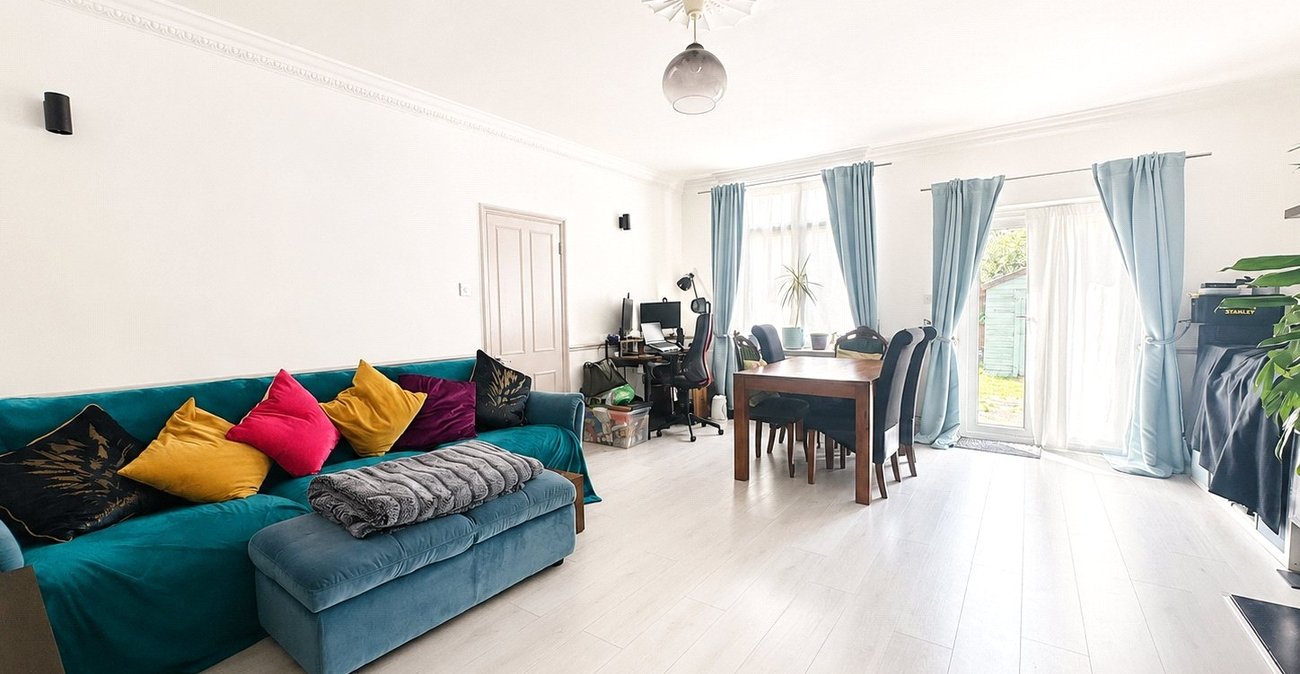 2 bedroom property for sale in London | Robinson Jackson