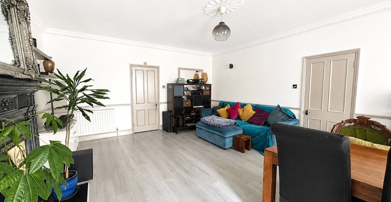 2 bedroom property for sale in London | Robinson Jackson