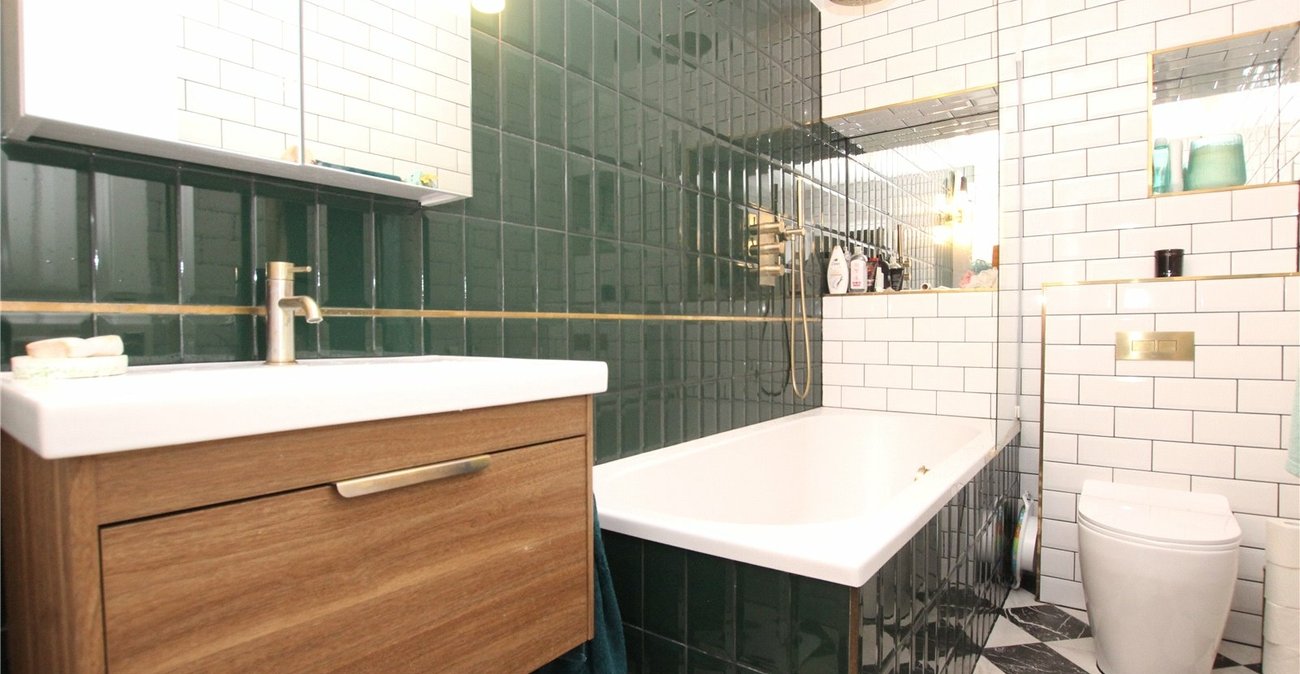 2 bedroom property for sale in Shooters Hill | Robinson Jackson