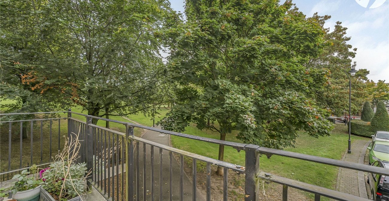 2 bedroom property for sale in Greenhithe | Robinson Jackson