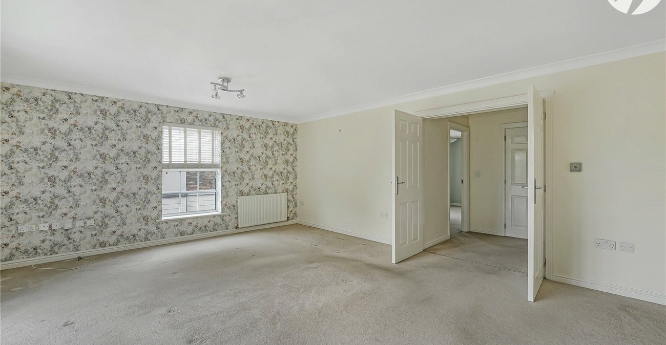 2 bedroom property for sale in Greenhithe | Robinson Jackson