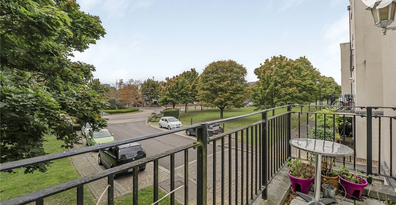 2 bedroom property for sale in Greenhithe | Robinson Jackson