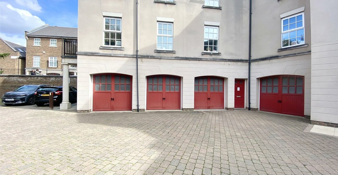 2 bedroom property for sale in Greenhithe | Robinson Jackson