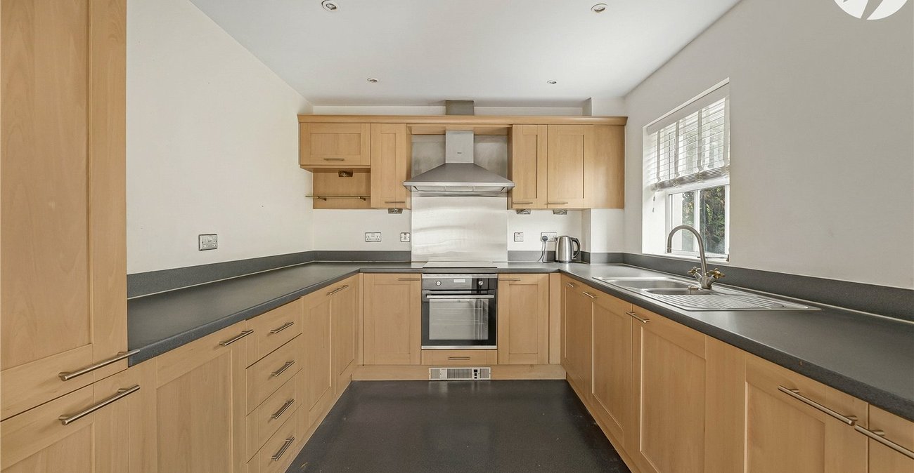 2 bedroom property for sale in Greenhithe | Robinson Jackson