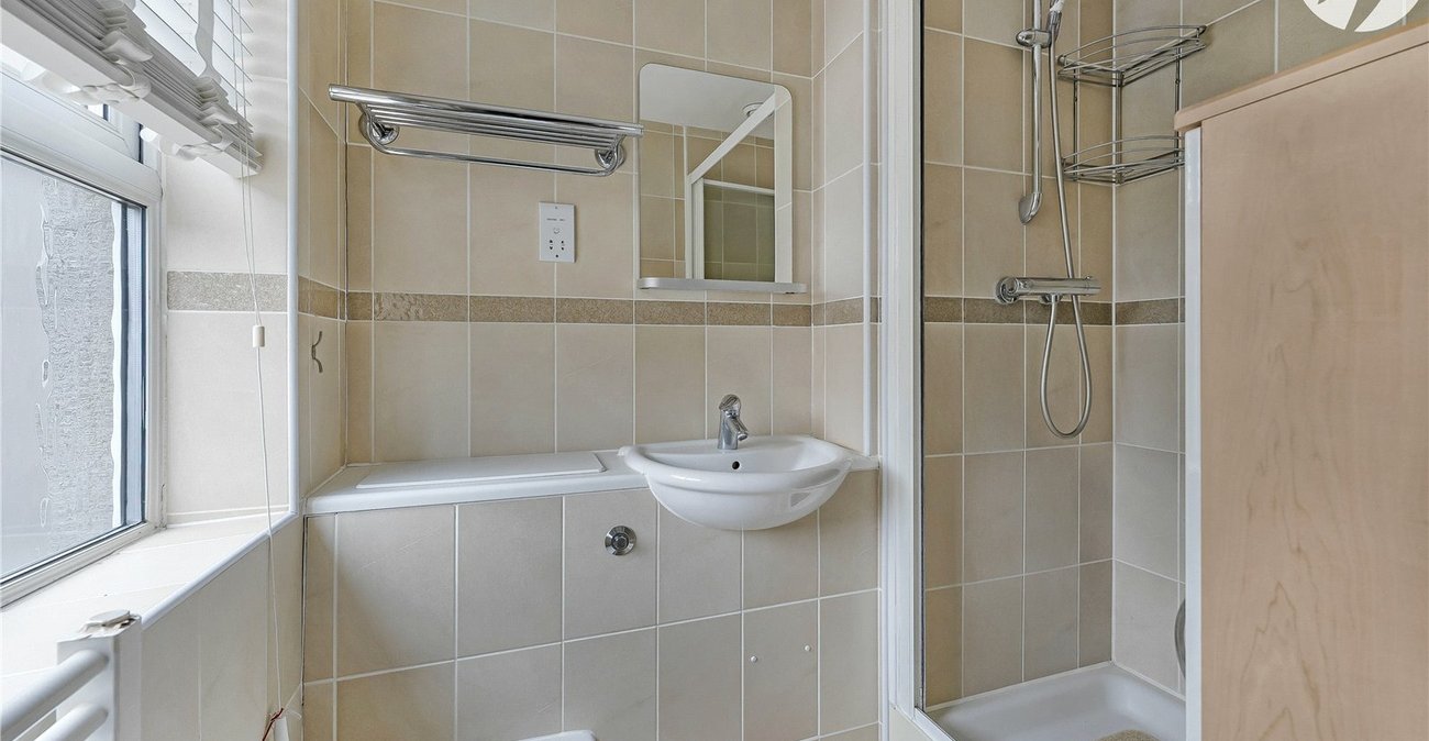 2 bedroom property for sale in Greenhithe | Robinson Jackson