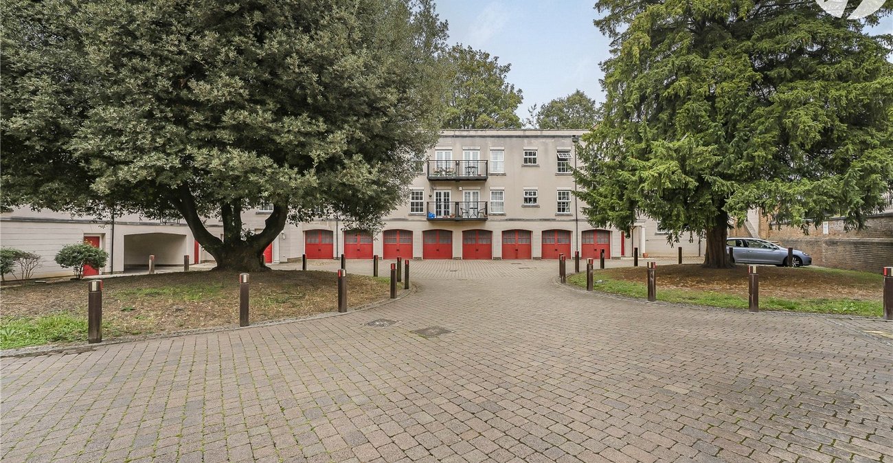 2 bedroom property for sale in Greenhithe | Robinson Jackson