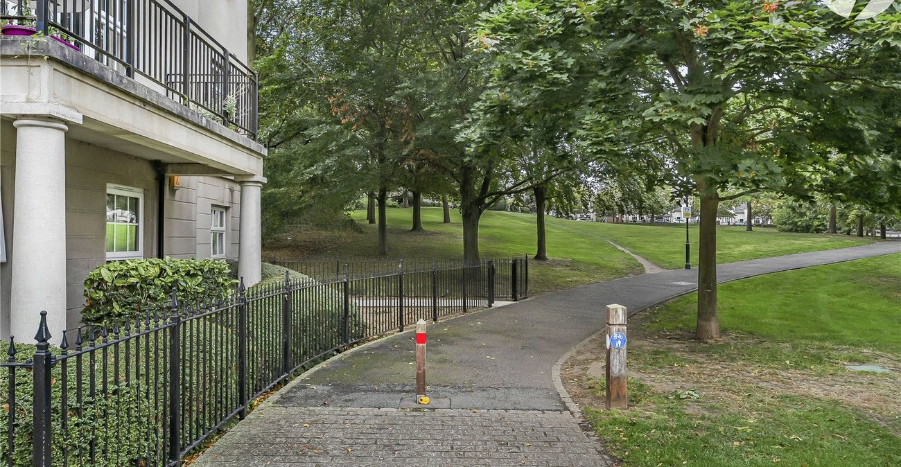 2 bedroom property for sale in Greenhithe | Robinson Jackson