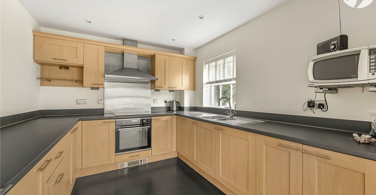 2 bedroom property for sale in Greenhithe | Robinson Jackson