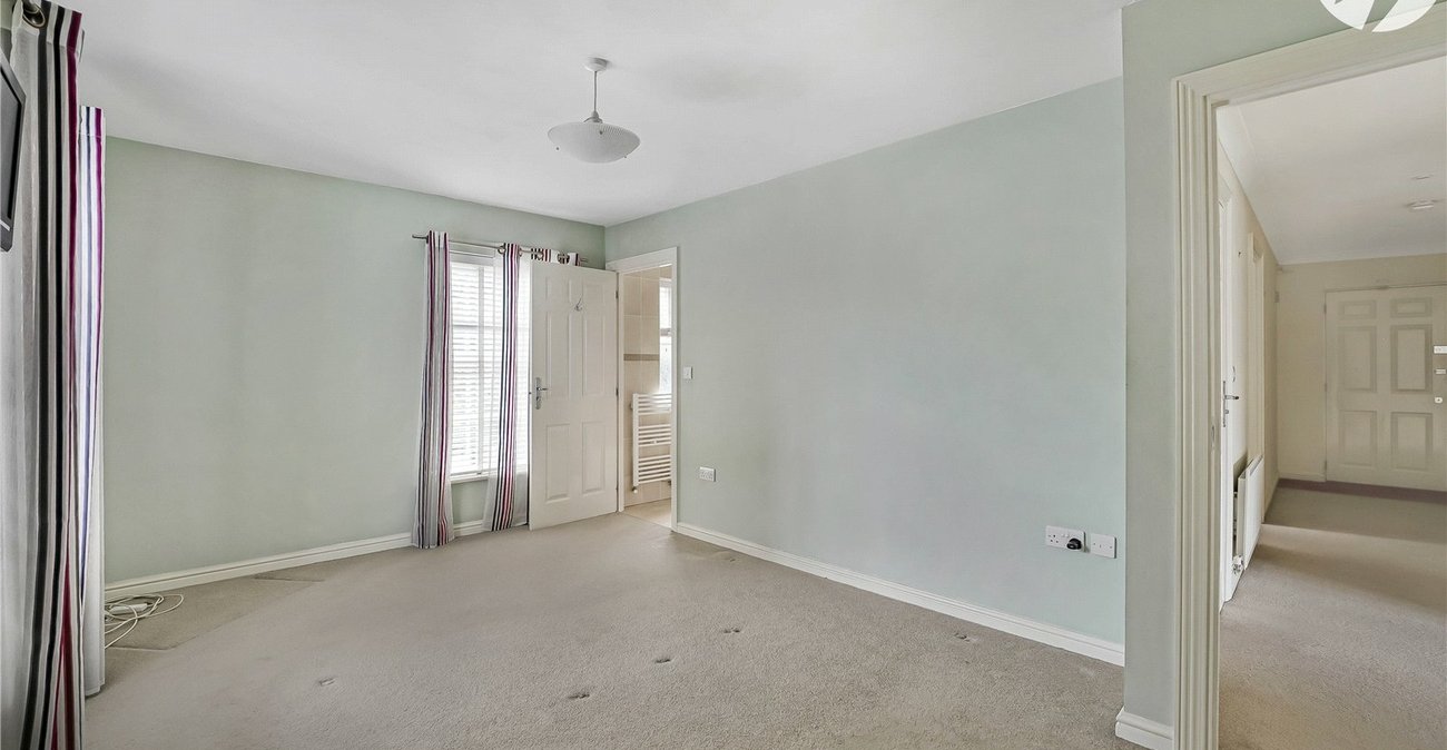 2 bedroom property for sale in Greenhithe | Robinson Jackson