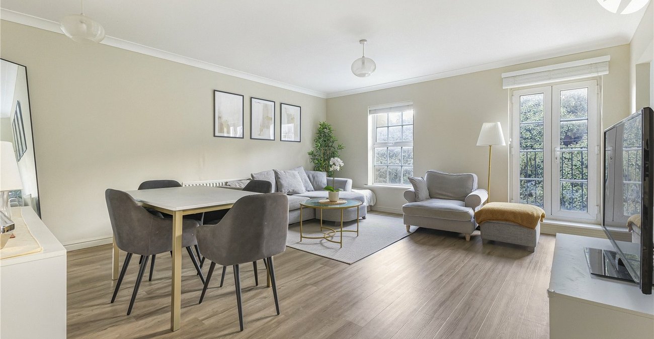 2 bedroom property for sale in Greenhithe | Robinson Jackson