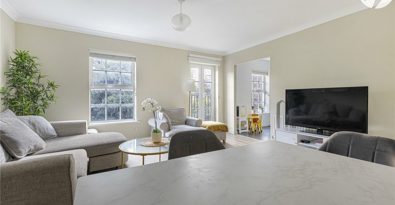 2 bedroom property for sale in Greenhithe | Robinson Jackson