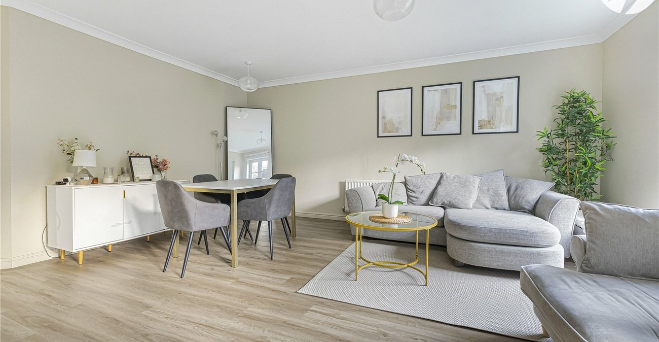 2 bedroom property for sale in Greenhithe | Robinson Jackson