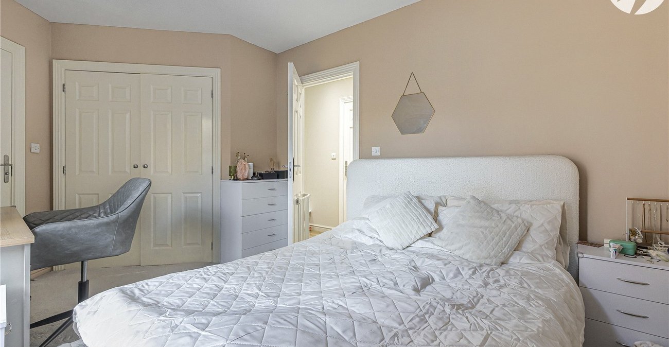 2 bedroom property for sale in Greenhithe | Robinson Jackson