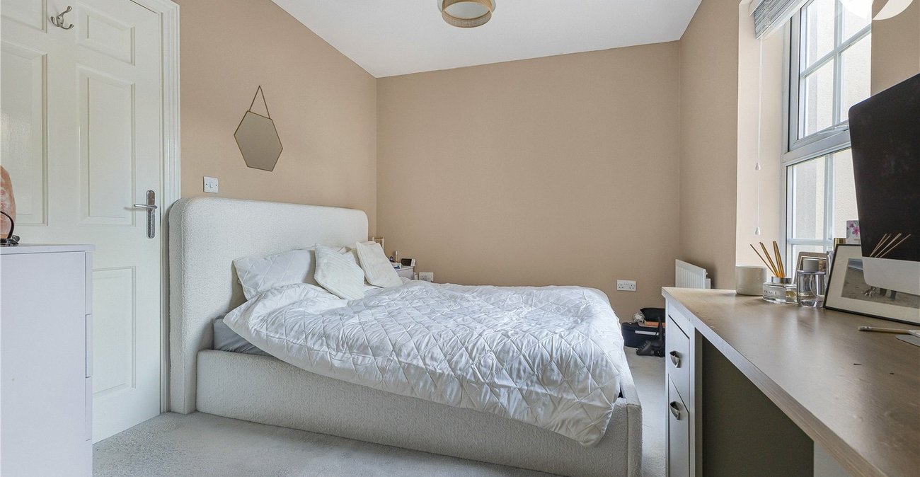 2 bedroom property for sale in Greenhithe | Robinson Jackson